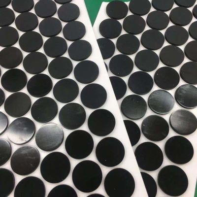 Pad di silicone personalizzato per il servizio di lavorazione dello stampaggio Piede di gomma a maglia nera trasparente