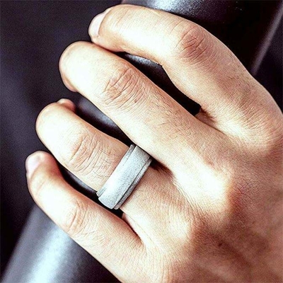 Anello di nozze in silicone per uomini 4 confezioni singoli Step Edge Design elegante metallico nero e camuffato