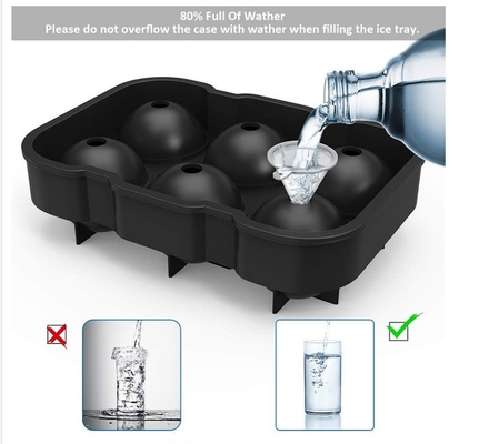 Facciamo senza sforzo delle sfere rotonde di whisky con un vassoio di silicone riutilizzabile