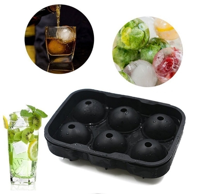 Facciamo senza sforzo delle sfere rotonde di whisky con un vassoio di silicone riutilizzabile