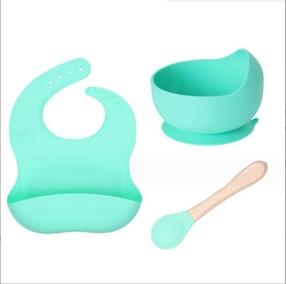 Prendi il tuo set di alimentazione in silicone, una scodella e un cucchiaio per il pasto del tuo bambino